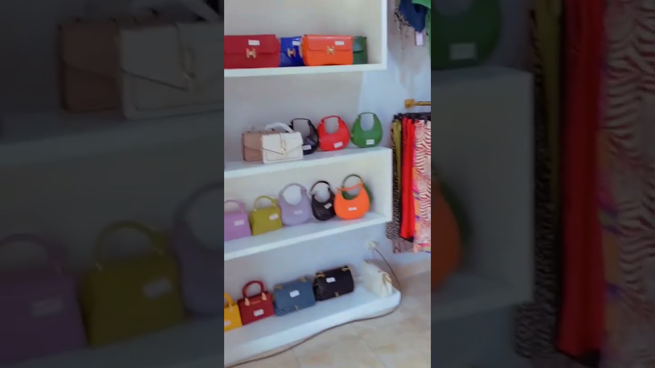 Magasin de vêtements, produits de beauté et accessoires féminins